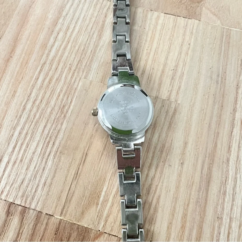 Unbranded ladies silver tone bracelet watch NEW BATTERY